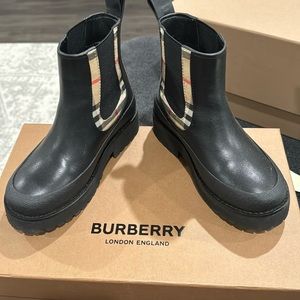 Burberry kids booties . AUTHENTIC